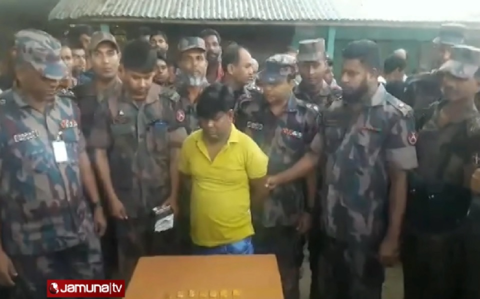 চুয়াডাঙ্গায় স্বর্ণের বারসহ চোরাকারবারী আটক