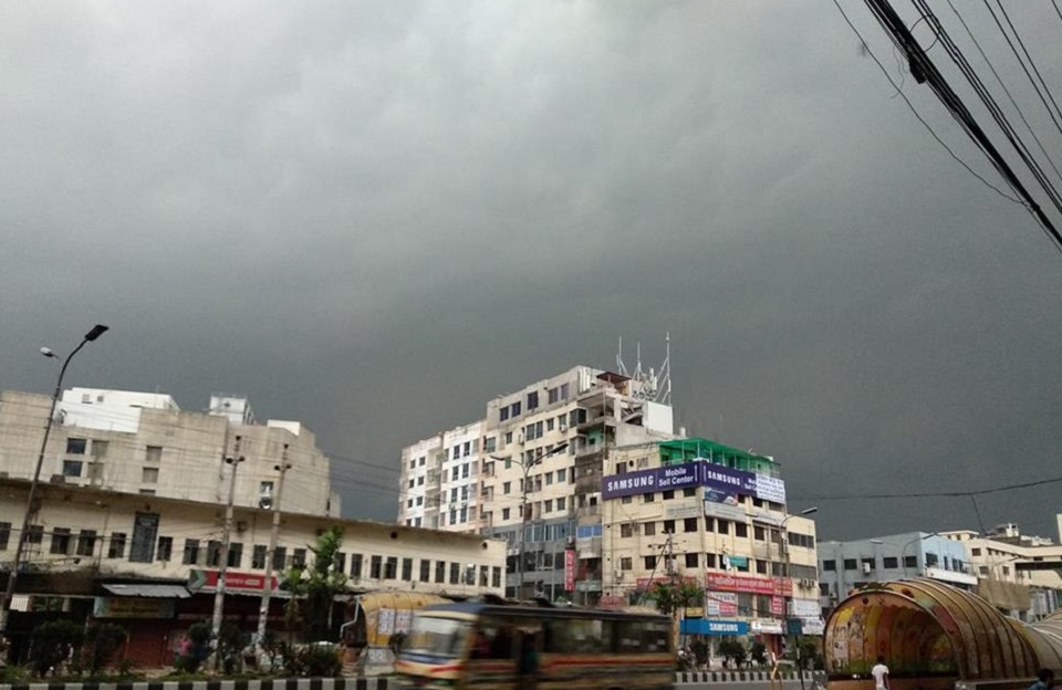 রাজধানীতে ঝড়ো হাওয়া, বৃষ্টি