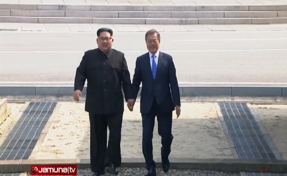 ঐতিহাসিক বৈঠকে মুখোমুখি দুই কোরিয়ার শীর্ষ নেতা