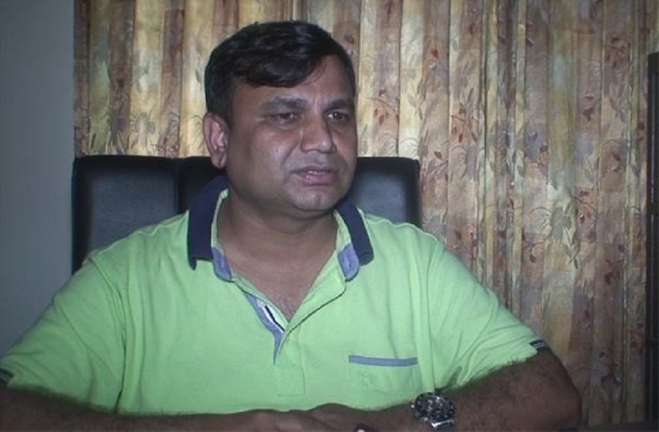 সরকারি গাড়ি ব্যবহার করেন ব্যক্তিগত কাজে