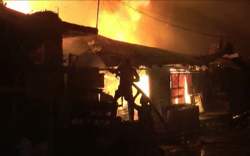 চোখের সামনে পুড়ে গেল শতাধিক ব্যবসা প্রতিষ্ঠান