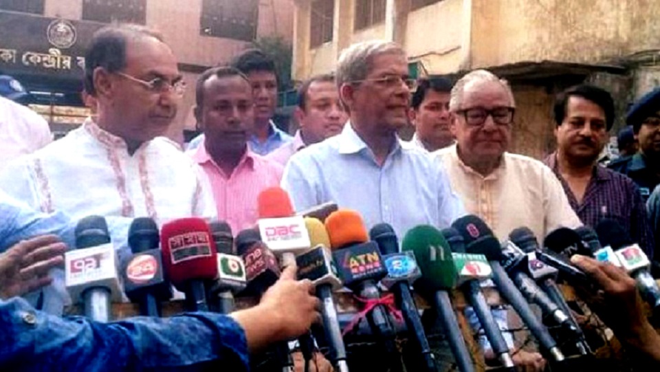 খালেদা জিয়ার শারীরিক অবস্থা উদ্বেগজনক: জেলগেটে ফখরুল