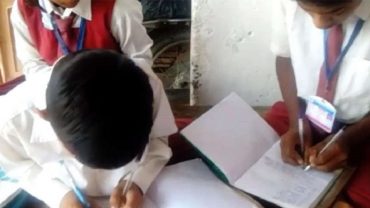 যে স্কুলের সব শিক্ষার্থীই দুই হাতে লিখতে পারে