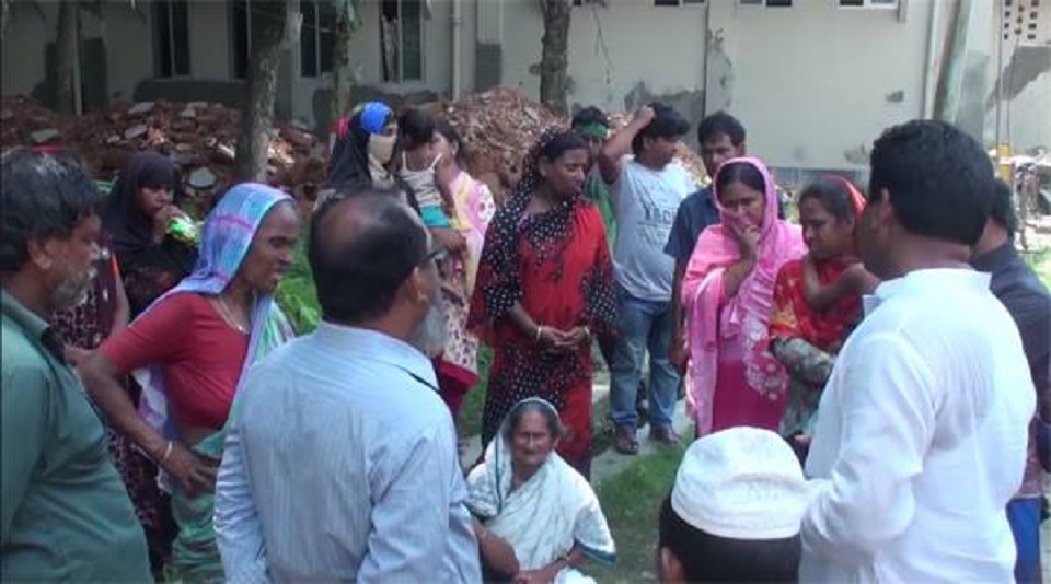 ছেলেকে ঘরে আটকে, মাকে ডেকে নিয়ে হত্যা