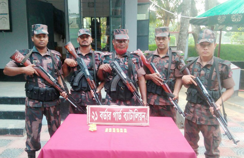 ১২টি স্বর্ণের বার রেখে পালালো চোরাকারবারী