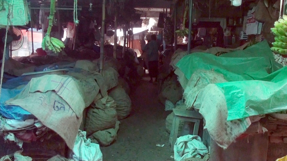 জরিমানা করার প্রতিবাদে ব্যবসায়ীদের দোকানপাট বন্ধ