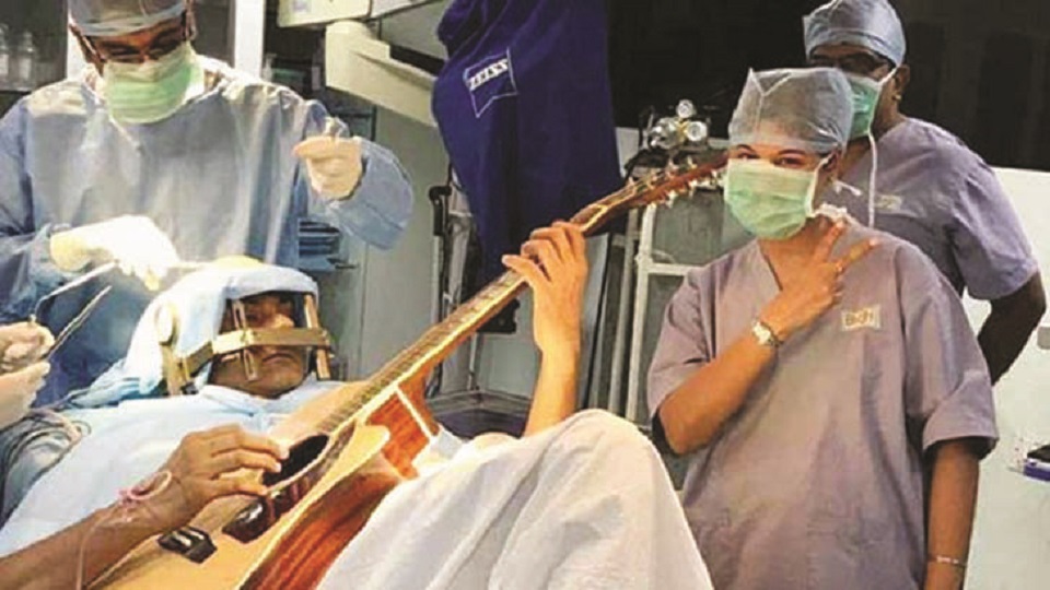 চলছে অপারেশন, ৭ ঘণ্টা ধরে গিটার বাজালেন রোগী