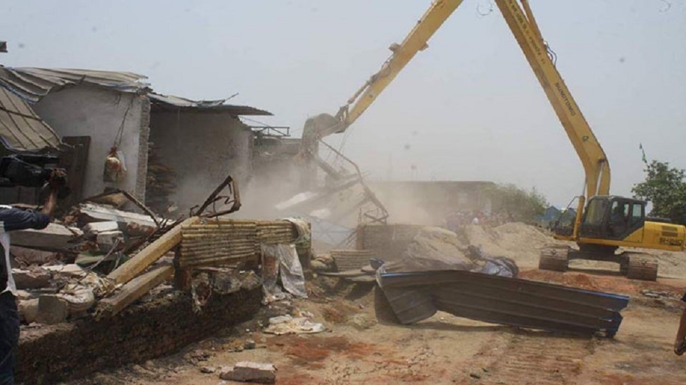 বুড়িগঙ্গা তীরে গড়ে ওঠা অবৈধ স্থাপনা উচ্ছেদ