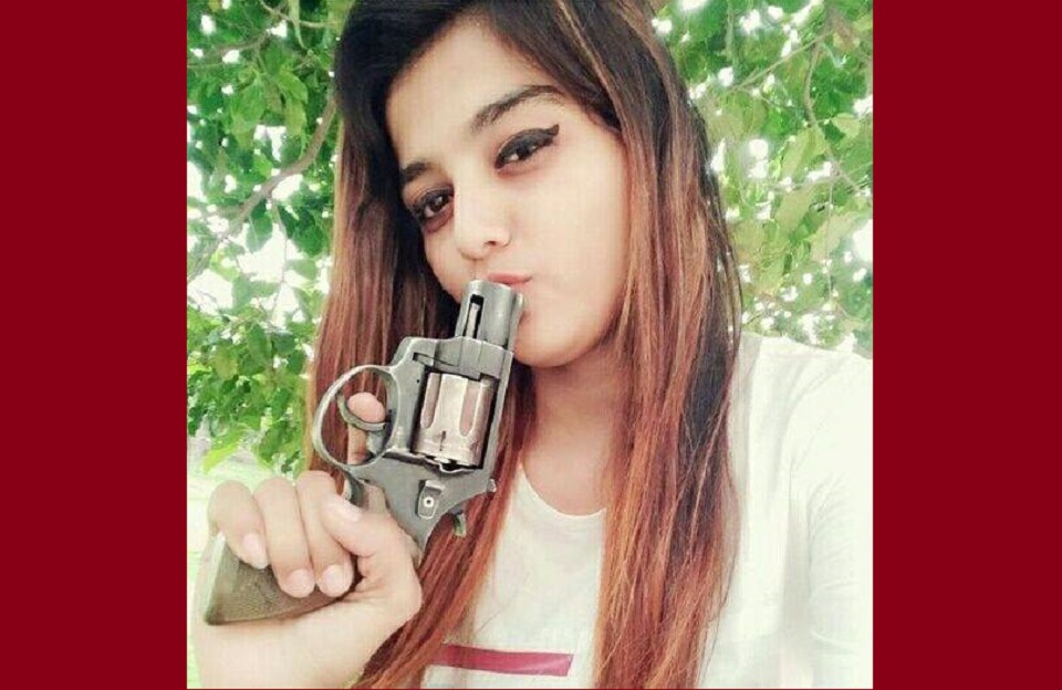 এলাকা কাঁপায় লেডি ডন!