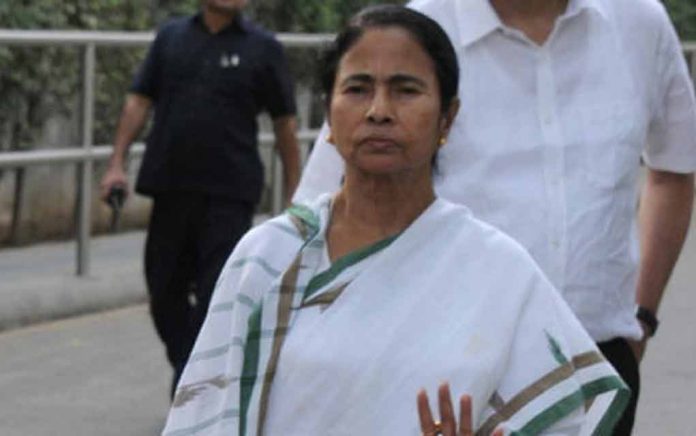 রাস্তায় যানজট, গাড়ি থেকে নেমে হেঁটেই গন্তব্য গেলেন মমতা!