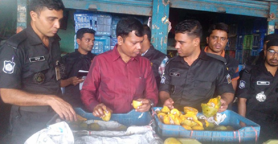 রাসায়নিক দেয়া ১২শ’ মণ আম ধ্বংস