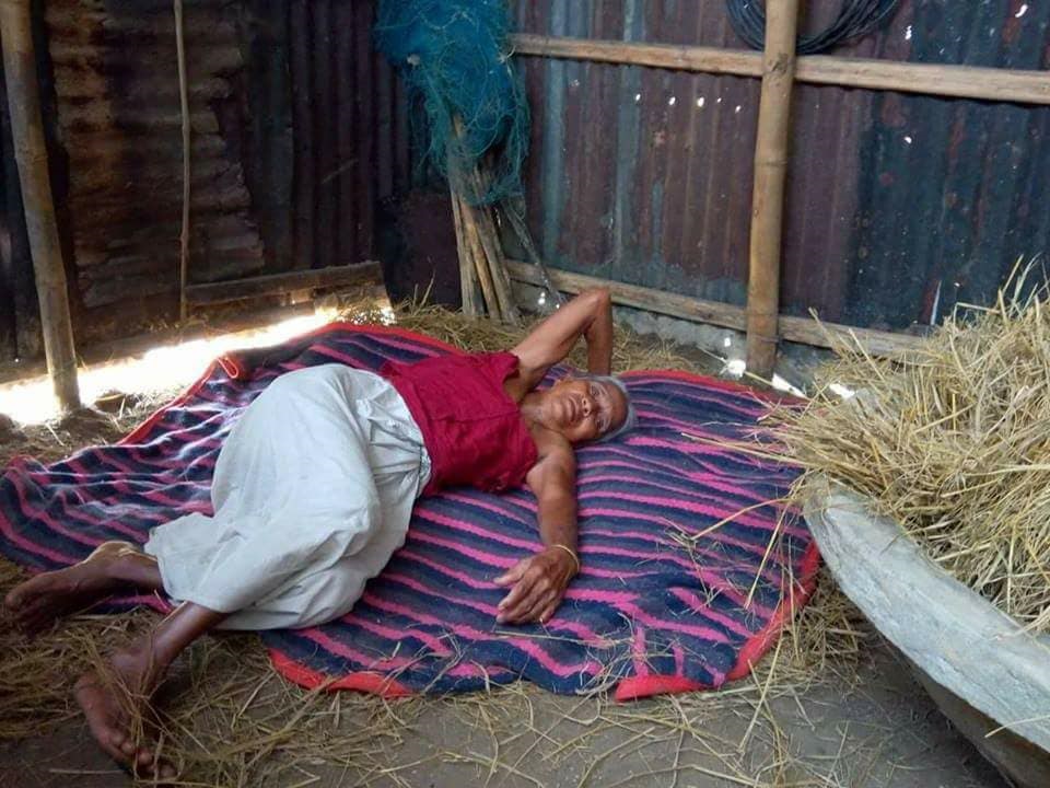 জমি লিখে না দেয়ায় বৃদ্ধা মাকে গোয়ালঘরে বেঁধে নির্যাতন!