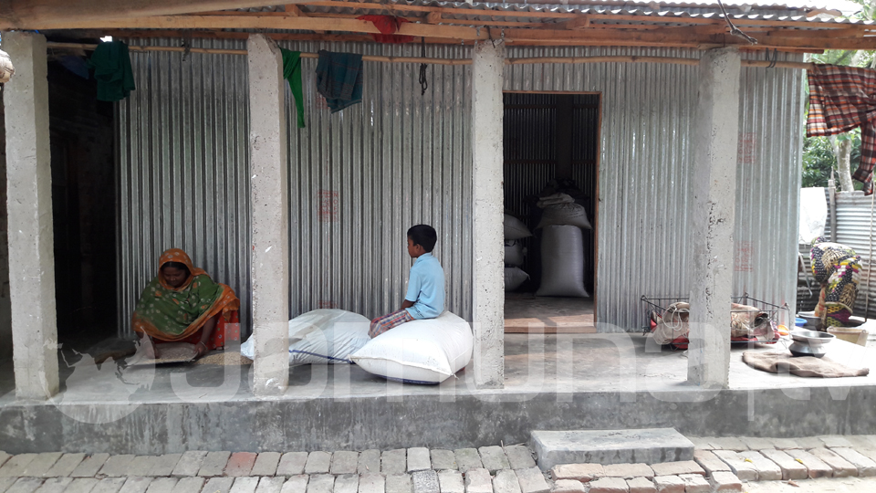 স্বপ্ন পূরনের ঘর পেল এক’শ পরিবার