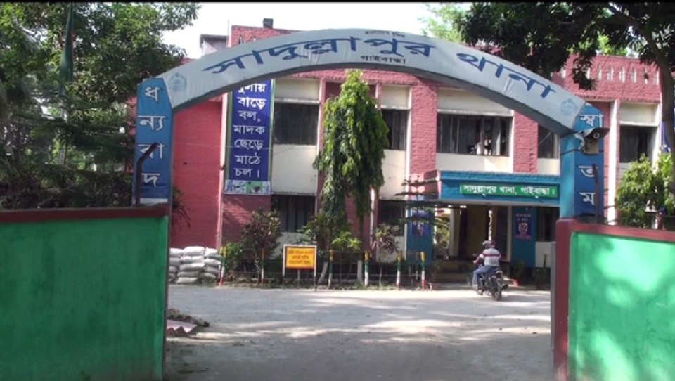 প্রেমিককে আটকে রেখে প্রেমিকাকে গণধর্ষণ