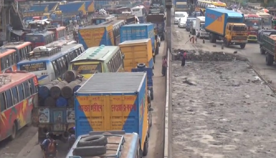 ঢাকা-চট্টগ্রাম মহাসড়কে থেমে থেমে চলছে গাড়ি