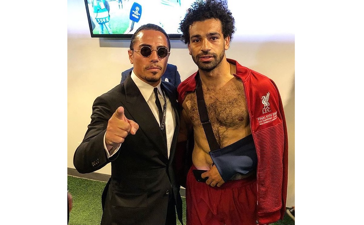 আহত সালাহ ছবি তুললেন বিখ্যাত শেফ ‘সল্ট বে’র সঙ্গে