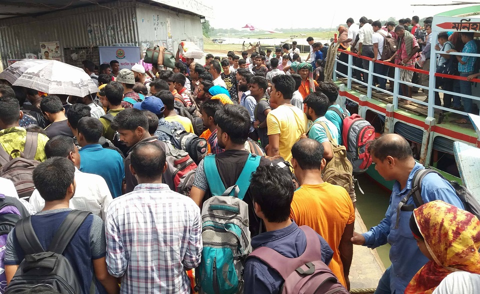 দৌলতদিয়ায় ঘরমুখো যাত্রীদের উপচে পড়া ভিড়