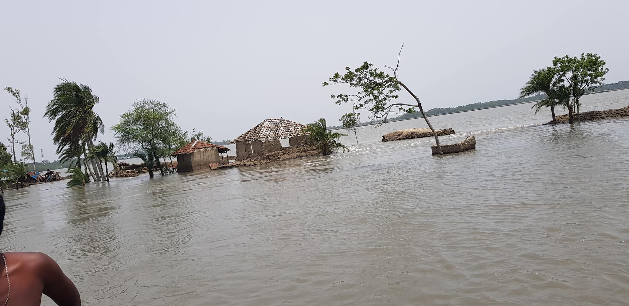 আশাশুনিতে নদীর বাঁধ ভেঙে ৫ গ্রাম প্লাবিত