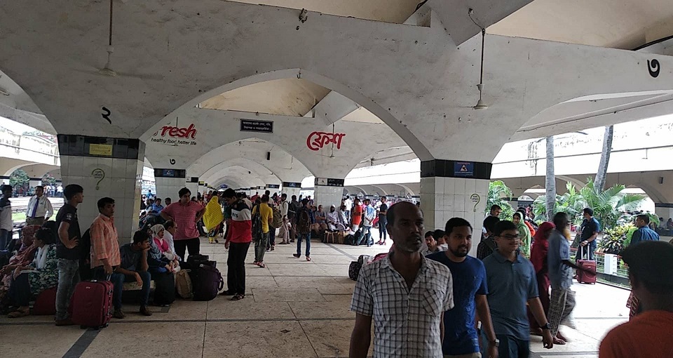 রাজধানী ছাড়ছে ঘরমুখো মানুষ, টার্মিনালগুলোতে ভিড়