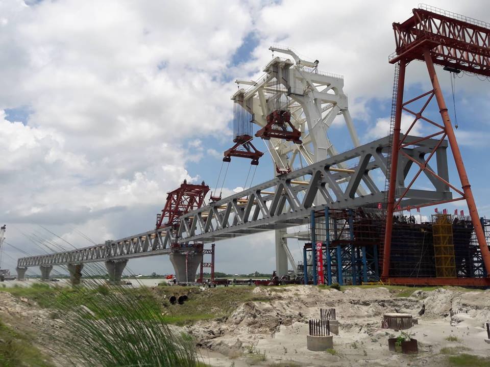 বসানো হয়েছে ৫ম স্প্যান, দৃশ্যমান হলো পদ্মা সেতুর ৭৫০ মিটার