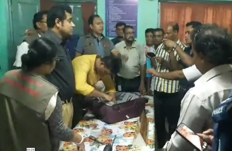 ট্রলি ব্যাগ সেলাই করে ২ কেজি স্বর্ণ পাচার, আটক ২