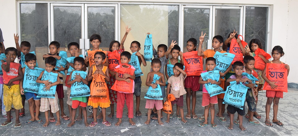 গোপালগঞ্জে পথ শিশুদের ঈদ পোশাক বিতরণ