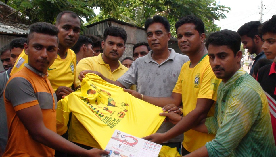গোপালগঞ্জে ব্রাজিল সমর্থকদের মধ্যে জার্সি বিতরণ