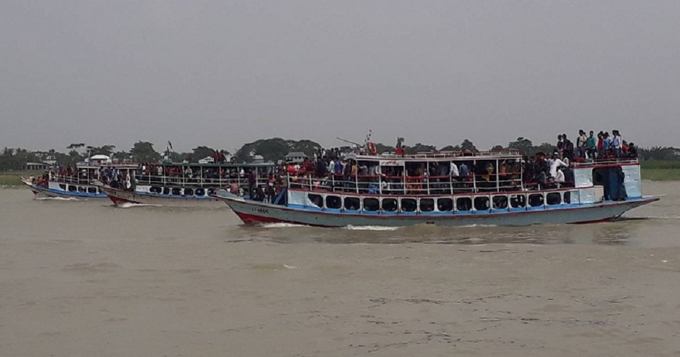 অতিরিক্ত যাত্রী বোঝাই করে নদী পারাপার, গুনতে হচ্ছে বাড়তি ভাড়া