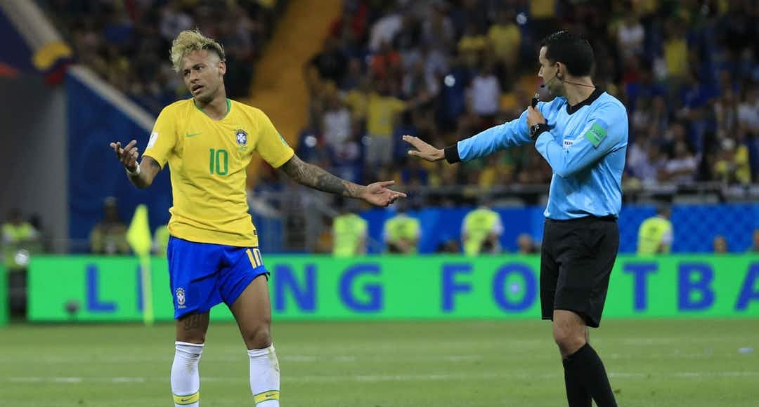 রেফারির সহায়তা চাইলেন নেইমার