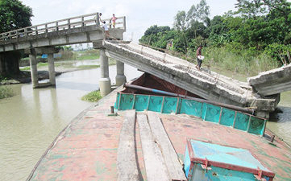 নির্মাণাধীন ব্রিজের পিলার ধসে নিহত ২