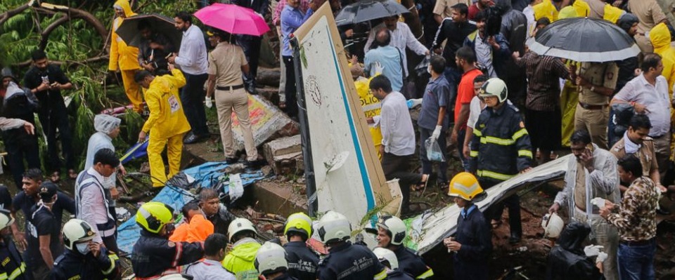 ভবনের ওপর বিমান বিধ্বস্ত, নিহত ৫