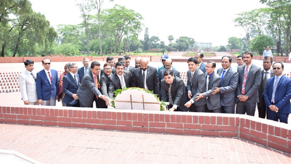 স্মৃতিসৌধ ও বঙ্গবন্ধুর প্রতিকৃতিতে নতুন ১৮ বিচারপতির শ্রদ্ধা