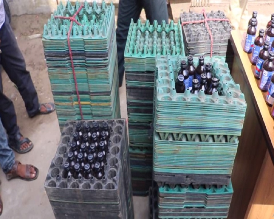 ডিমের খাঁচায় ৬০০ বোতল ফেনসিডিল!