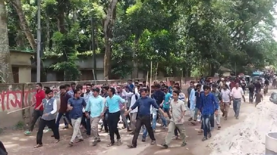 ছাত্রী উত্যক্তের প্রতিবাদ করায় অধ্যক্ষকে ছুরিকাঘাত