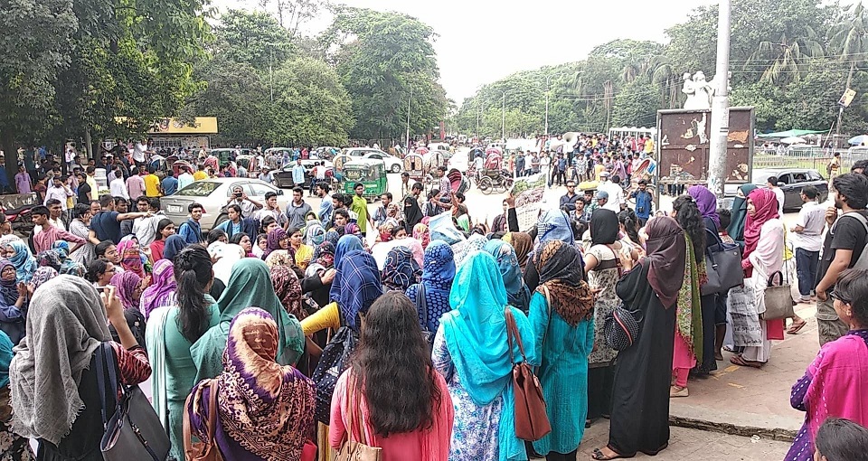 কোটা সংস্কারে ঢাকা বিশ্ববিদ্যালয়ে ছাত্রীদের বিক্ষোভ মিছিল