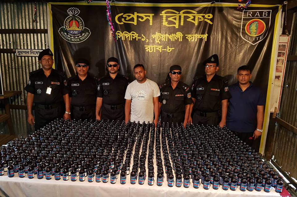 প্রাইভেটকারে ৭শ বোতল ফেনসিডিল, আটক ১