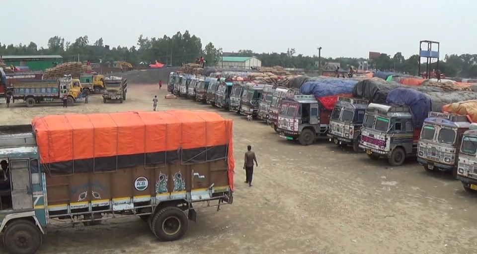 ভারতীয় ট্রাক চালকদের অবরোধে হিলিতে আমদানি-রফতানি বন্ধ