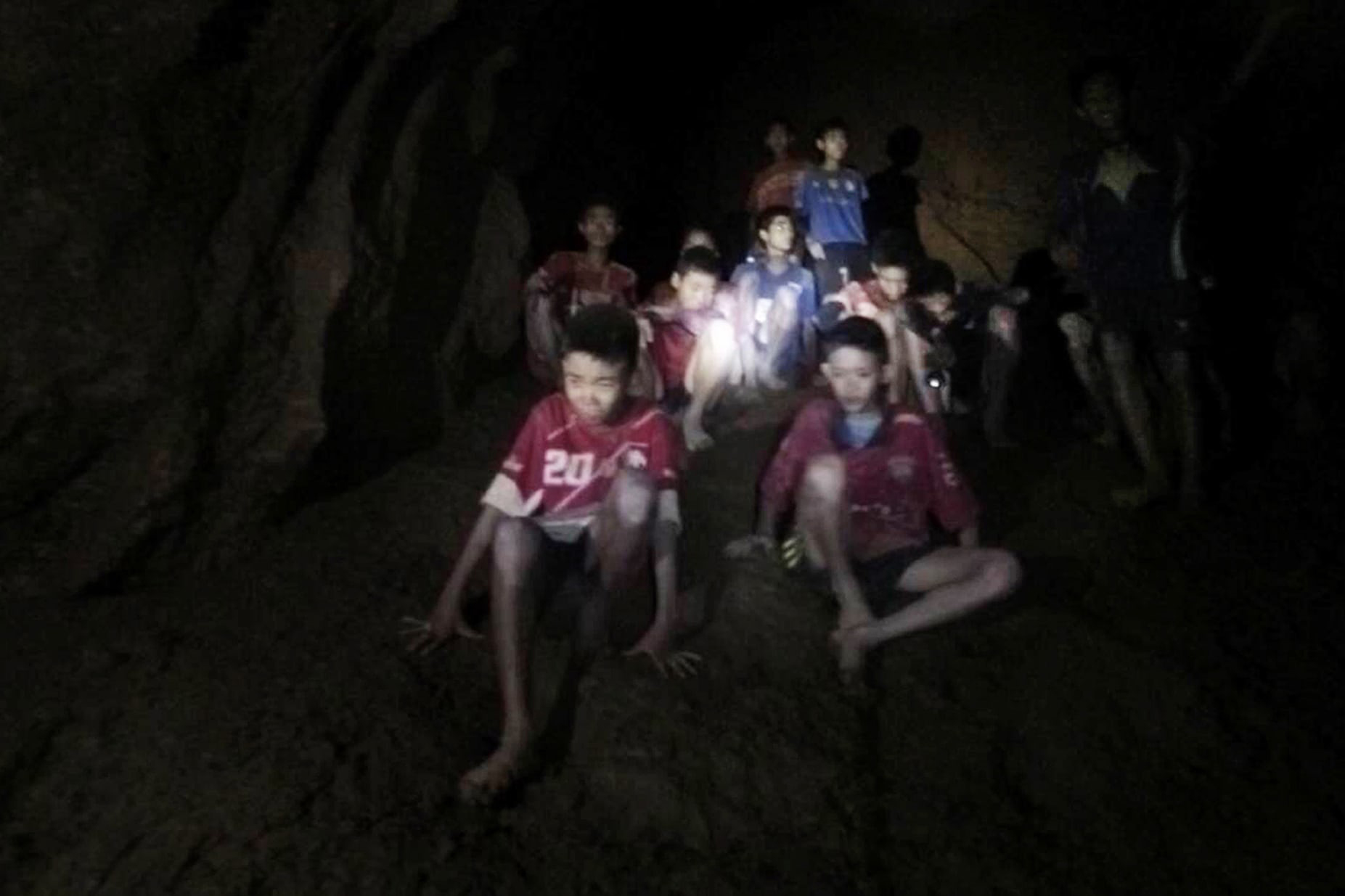 থাইল্যান্ডে গুহায় আটকা পড়া কিশোরদের উদ্ধারে উৎকণ্ঠা