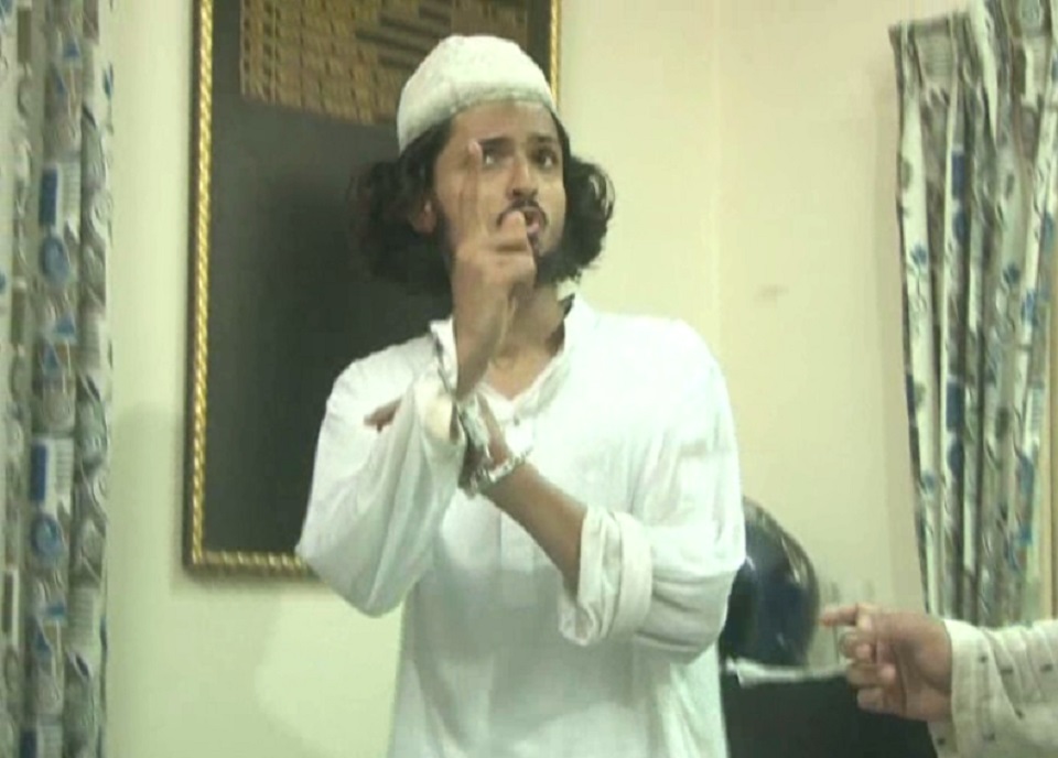 বঙ্গবন্ধুর প্রতিকৃতি হাতুড়ি দিয়ে ভাঙচুর করলো মাদ্রাসা শিক্ষক