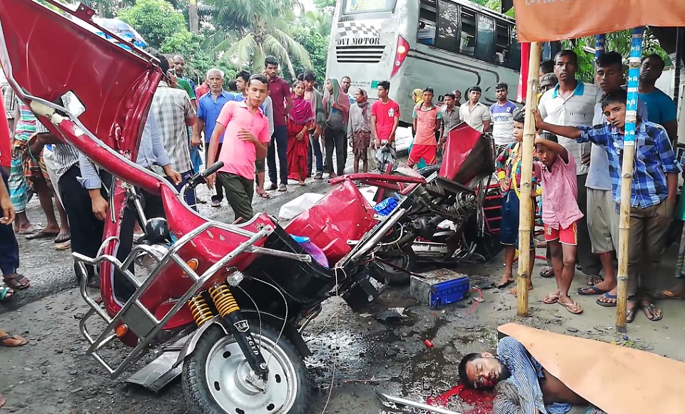 বাসের ধাক্কায় ৩ অটোযাত্রী নিহত