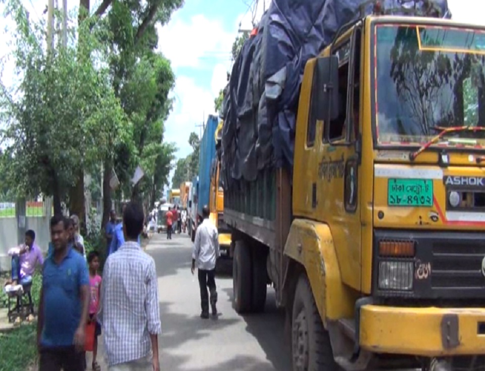 রাজেন্দ্রপুর চৌরাস্তা থেকে কাপাসিয়া পর্যন্ত দীর্ঘ যানজট