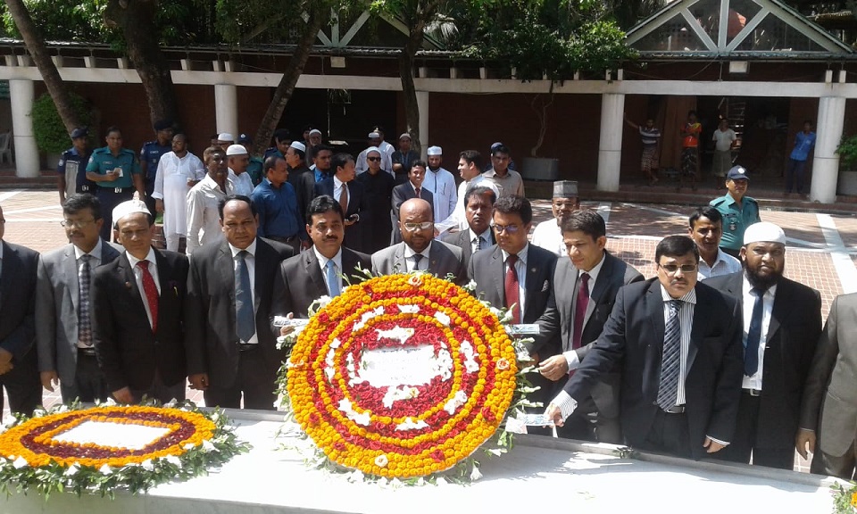 বঙ্গবন্ধুর সমাধিতে শ্রদ্ধা জানালেন নব-নিযুক্ত ১৮ বিচারপতি