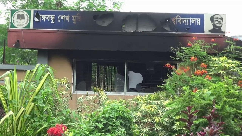 গোপালগঞ্জে শিক্ষার্থী ও স্থানীয়দের সংঘর্ষ, সড়ক অবরোধ শিক্ষার্থীদের