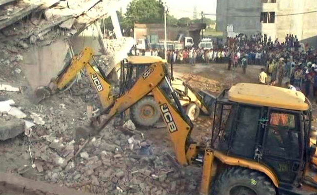 ৬ তলা বাড়ি ভেঙে পড়লো পাশের বাড়ির ওপর, নিহত ৩