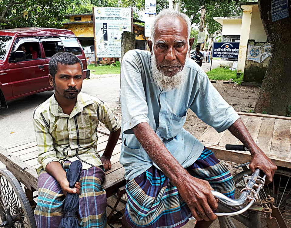 সংসার চালাতে ভ্যান চালাচ্ছেন ৭৫ বয়সী বৃদ্ধ!