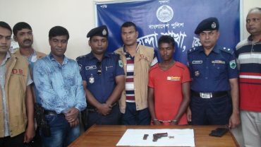 জয়পুরহাটে বিদেশী পিস্তল ও গুলিসহ যুবক আটক