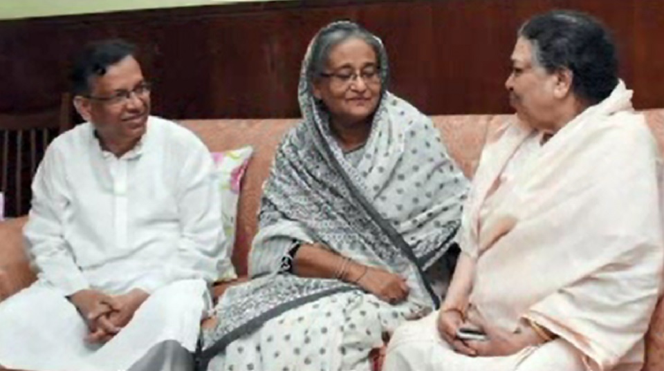 সমবেদনা জানাতে আইনমন্ত্রীর বাসায় প্রধানমন্ত্রী