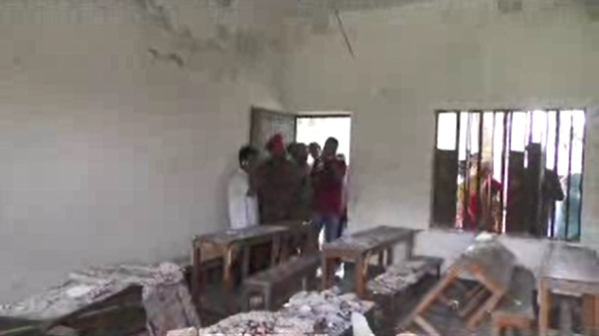 রংপুরে ছাদের পলেস্তারা খসে ৫ শিক্ষার্থী আহত