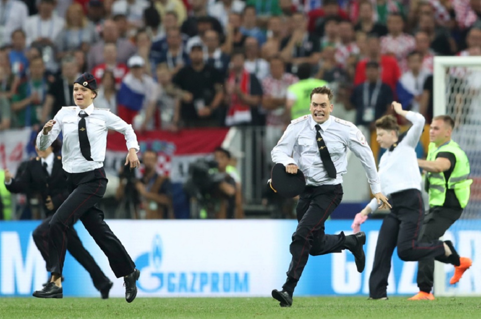 ফাইনালে মাঠে ঢুকায় সেই প্রতিবাদী চার কর্মীর জেল