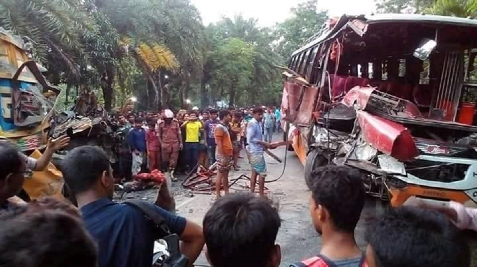 নাটোরের বাস-ট্রাক সংঘর্ষে ২ জন নিহত, আহত ১০